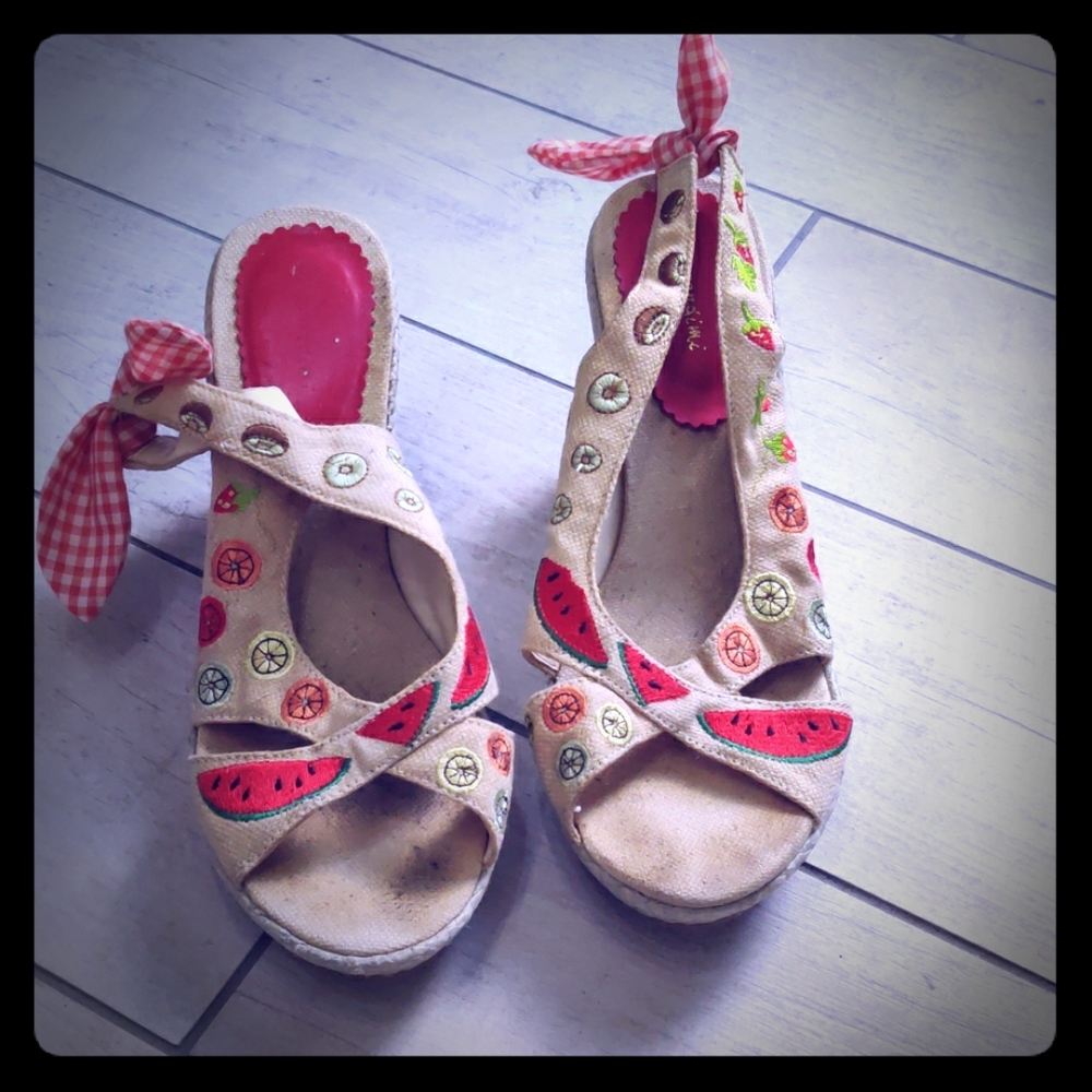 Wedges embroidered with fruits